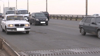 Ямы на Новом мосту в Астрахани затрудняют движение автомобилям