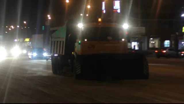 В Астрахани коммунальщики устраняют последствия непогоды
