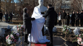 В Астраханской области установили бюст певца и композитора Муслима Магомаева