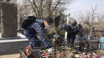 В Астрахани очистили от мусора воинские мемориалы и захоронения 