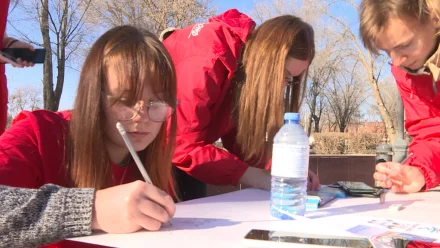 В Астрахани школьники сделали плакат в поддержку российских олимпийцев 