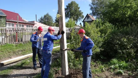 В посёлке Свободном заменили аварийный электрический столб