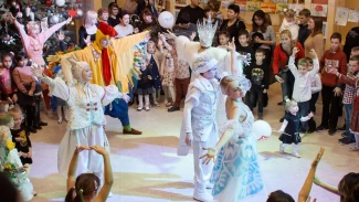 В астраханском ТЮЗе проходят благотворительные показы новогодней сказки