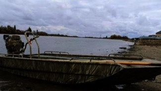 Под Астраханью катер с людьми сел на мель