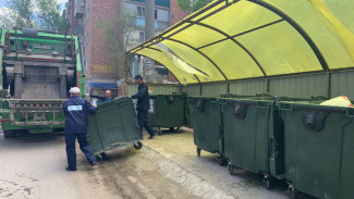Во дворах Астрахани заменят 1100 мусорных контейнеров 