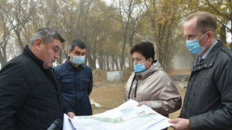 Глава Астрахани потребовала ускорить ремонт парка XX лет Октября