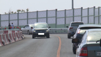 В Астрахани вторую полосу на Милицейском мосту открывали временно