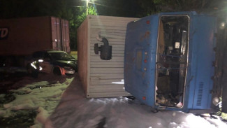 Под Астраханью водитель грузовика въехал в «КамАЗ» и автомобиль ДПС