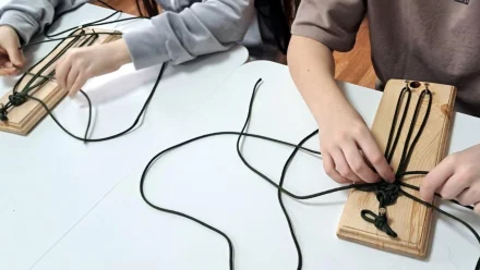 В Астрахани воспитанницы соццентра сплели для бойцов СВО «браслеты выживания»