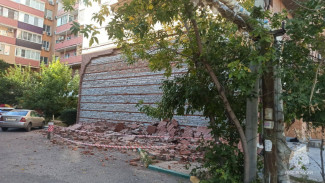 В Астрахани частично обрушилась облицовка стены многоэтажки