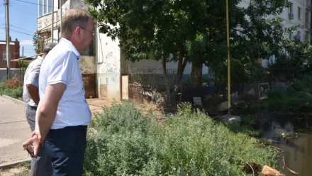 Провалы на Адмирала Нахимова в Астрахани устранят в ближайшие 3 месяца