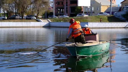 Из каналов Астрахани извлекли часть дивана и рюкзак с запчастями