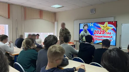 В Астрахани сотрудники ОМОНа провели урок мужества для школьников