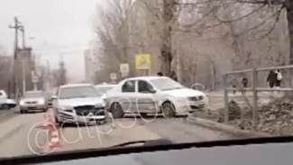 В Астрахани на улице 11-й Красной Армии автоледи пострадала в ДТП