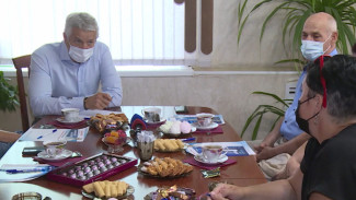 Леонид Огуль встретился с астраханцами в центре соцподдержки