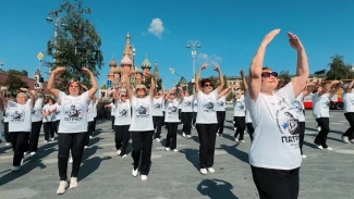 Астраханские пенсионеры организовали танцевальный флешмоб у московского Кремля