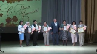 Спикер астраханской Облдумы наградил педагогов в преддверии профессионального праздника