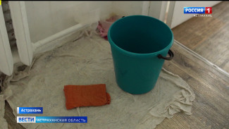 Астраханцы уже несколько дней спасают свои квартиры от воды