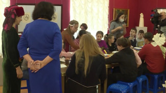 Французская художница провела мастер-класс для юных астраханцев