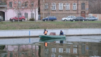 Из астраханских каналов выловили более 300 кубометров мусора