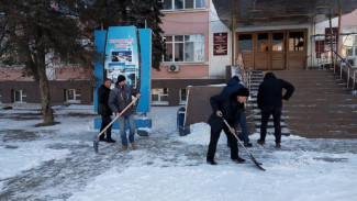 В Астрахани сотрудники администраций расчищали улицы от снега