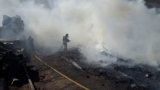  В Астрахани горят 12 автомобилей, хозпостройка и мусор