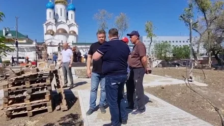Глава Астрахани проинспектировал ход благоустройства сквера