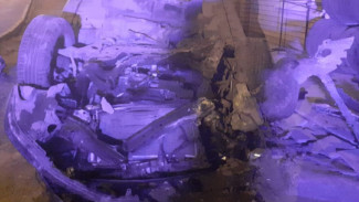 В Астраханской области пьяный водитель врезался в стену и опрокинул авто