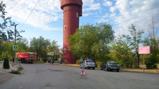 В Ахтубинске парень на автомобиле въехал в забор водонапорной башни 