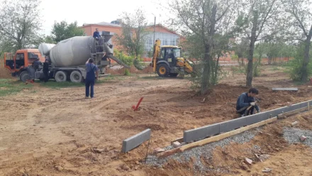 В Астрахани благоустраивают сквер на улице Коновалова