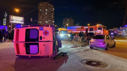 В Астрахани при опрокидывании машины скорой помощи пострадали 3 человека
