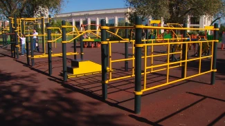 В центре Астрахани отремонтировали 2 детские площадки