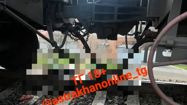 В Астрахани грузовой поезд переехал женщину
