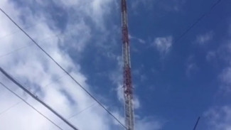 Астраханец залез на 200-метровую вышку и угрожал самоубийством