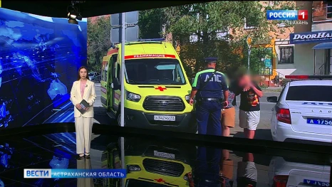 В Астрахани на улице Академика Королева столкнулись автомобиль и электровелосипед