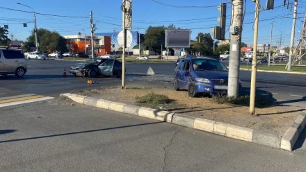 Девушка пострадала в ДТП на кольце около торгового центра в Астрахани