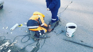 В Астрахани специалисты заделали яму на мосту через ерик Дарма