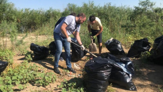 В Астрахани провели субботник на берегах рек
