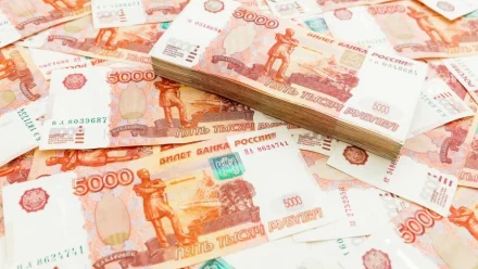 Кому и за что платят больше 100 тысяч рублей в Астрахани