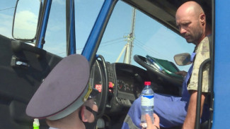 Астраханские полицейские помогают водителям справиться с жарой в дороге