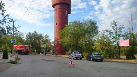 В Ахтубинске парень на автомобиле въехал в забор водонапорной башни