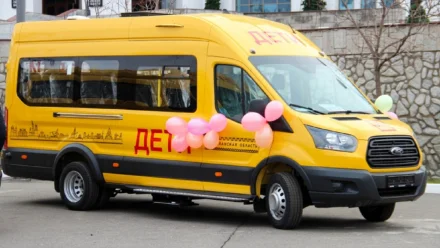 В Астраханской области школам вручили 20 новых автобусов