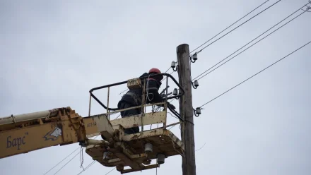 Астраханские энергетики устраняют локальные нарушения электроснабжения из-за непогоды