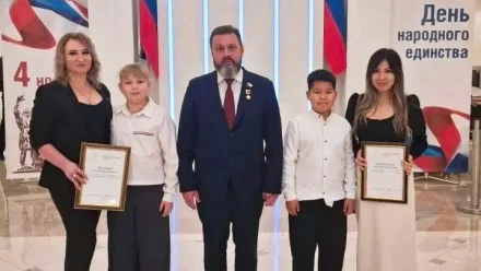 Сенатор наградил астраханских родителей детей-героев