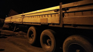 Под Астраханью «КамАЗ» въехал в ограждение на мосту через ерик Бертюль