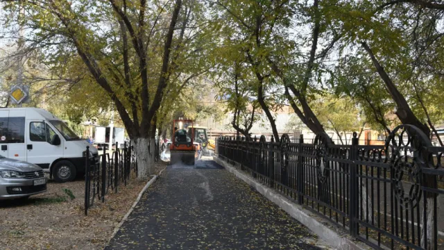 В Астрахани проводятся работы по обновлению тротуаров