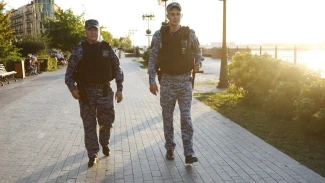 Росгвардейцы спасли людей из горящего дома в Астрахани