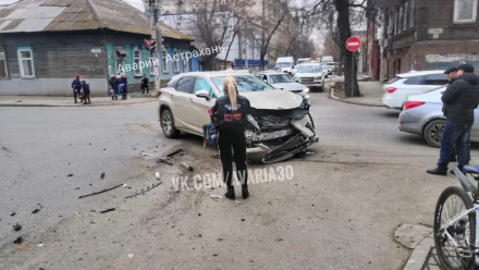 В Астрахани при столкновении иномарки и маршрутки пострадали люди