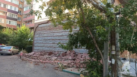 В Астрахани частично обрушилась облицовка стены многоэтажки