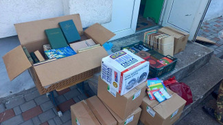 Астраханские росгвардейцы передали книги запорожской школе